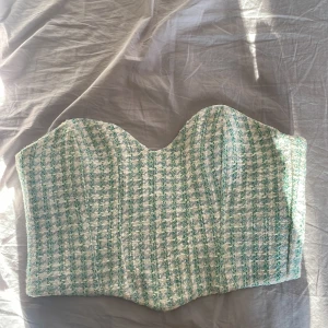 Zara korsett topp xs - Säljer denna snygga korsett topp då jag inte får användning för den den är köpt på zara och är sparsamt använd kontakta mig privat för mer bilder💓
