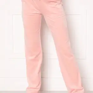 Hej! Jag har dessa juicy couture byxorna i Pale Pink i strl S. Dom är lite för stora för mig och undrar om någon vill byta mot några i XS? Helst i samma färg. Dessa rosa är i ett superfint skick men har tyvärr tappat en grej på snöret men inget som märks. Ändats intresserad av byten.