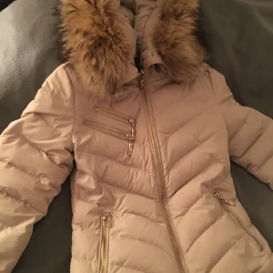 Hollies jacka med päls - Jätte fin Hollies jacka med avtagbar päls strl 36