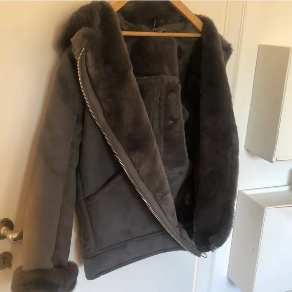 (Lånade bilder) Säljer min grå höst/vinter jacka i storlek XS/34. Fake päls. Köpte på Plick förra året. Förslag pris: 300kr. Jackor.