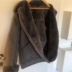 (Lånade bilder) Säljer min grå höst/vinter jacka i storlek XS/34. Fake päls. Köpte på Plick förra året. Förslag pris: 300kr