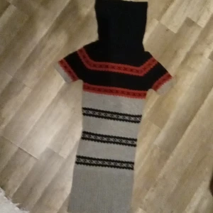 Kläning stickad - Stickad kläning kan ha halsen uppe eller nere perfekt som julklapp