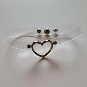 Clear heart choker - En choker i genomskinlig plast med ett hjärta framtill. I mycket fint skick.