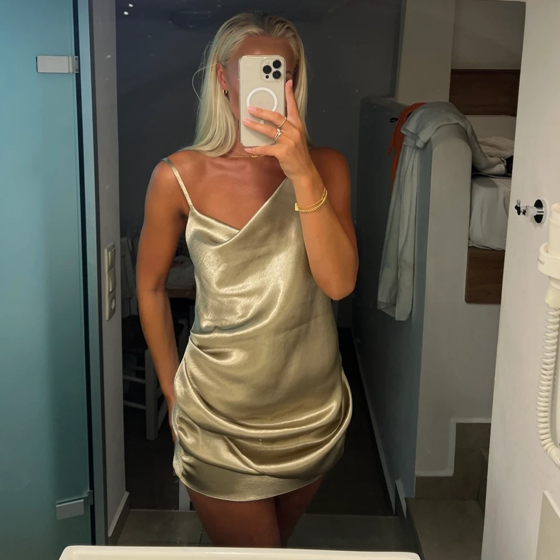 Klänning med öppen grund