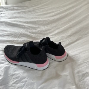 Adidas skor - Adidasskor storlek 40, använda 1/2 gånger endast inomhus.  Fint skick, som nya💖