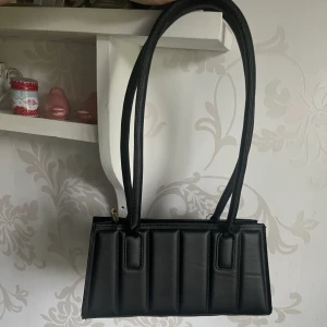 Svart väska  - Jättefin och praktiskt svart väska som aldrig är använd. 😍