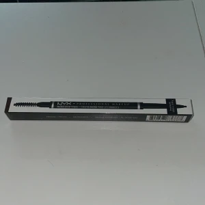 Nyx - Helt oöppnad förpackning ögonbrynspenna i färgen brunette. 