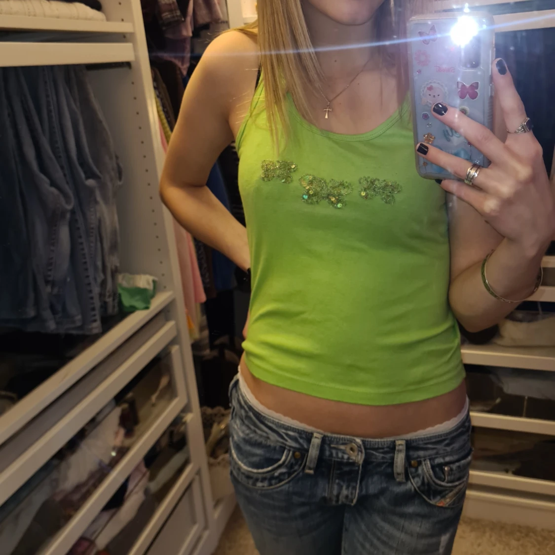 Grönt linne med fjärilar!