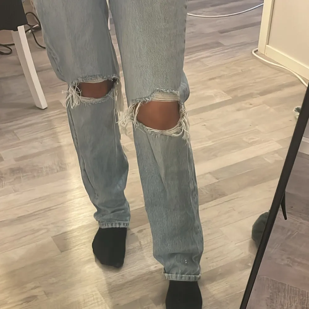 Låg midjas jeans från Zara med håll på knäna. Inte haft dem så länge så inga slitningar osv 💕. Jeans & Byxor.
