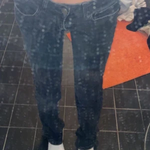 Jeans  - Super super snygga jeans från stradivarius lågmidjade . Säljer då dem är lite för stora för mig i midja. Nypris 600 säljer för 200kr. 