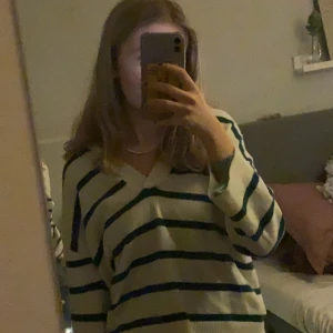 Randig tröja - Randig super mysig tröja från hm🥰 bara använd någon gång så den är nyskick!😍 säljer den för vill få bort lite ur garderoben. Ränderna är mörkgröna som ni ser på sista bilden😊