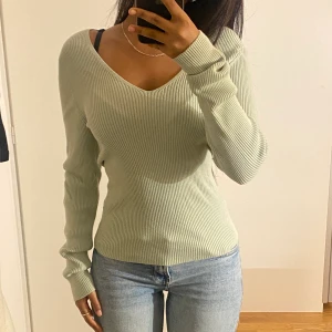 Tight långärmad ljus grön tröja  - Säljer min fina långärmade ljus gröna tröja, aldrig använt, kan bärras som en off shoulder, storlek M men passar även som S och Xs då den är stretchig 