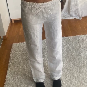 Linnebyxor  - Knappt använda linnebyxor, alltså i väldigt bra skick. Jag är 174 och de passar mig utmärkt men har endast fått användning av de ett få par gånger💕