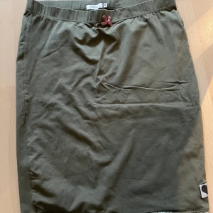 Blooming kjol. - Superfin grön kjol men spetskant från ”Blooming” säljes. Storlek M  Fler bilder finns om man vill.