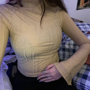 NA-KD  - En beige tröja från Nakd som aldrig kom till användning. Har lappen kvar. Armarna är utsvängda och halsen är lite polo tröjan har storleken S, och jag brukar använda S-M. Den är fin och perfekt till hösten. Varken för varm eller för kall 😁💕