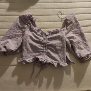 Gullig vårig top - Top från shein i nyskick, säljer då den tyvärr var förliten för mig. Jag är i vanliga fall en S/M. Topen är i M men skulle me säga att det är en XS i Europeiska mått. Finns en liknande på hemsidan för 109kr