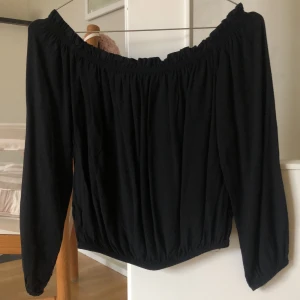 Svart blus - Svart blus från Brandy Melville storleken är som XS. Men det står inte eftersom märket bara har onesize storlekar. 