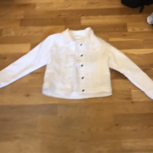 Vit jeans jacka från name it. - En vit jeans jacka,använd en gång.