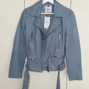 Skinnjacka ljusblå äkta - Oanvänd skinnjacka, äkta supermjukt läder. Nypris över 3000 kr. Oanvänd och lappen kvar. 