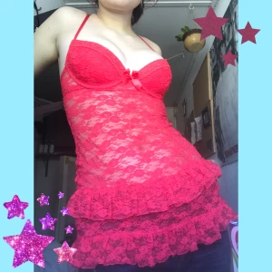 spets linne  - ett litet linne typ😰 det är ganska genomskinlig fast det är typ pads över brösten.  som en liten kjol längst ner med lager som är väldigt cute:) kontakta mig innan köp!  jag kan mötas i sthlm köparen står för frakt<3