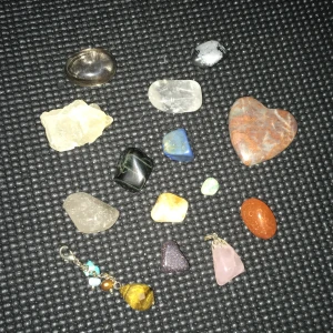 Kristaller  - Säljer mina kristaller, säljer pga har tappat intresset för dom. Skriv privat för frågor om dom. Alla är äkta, köpta på en riktig kristall butik i Borås 