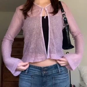 Rosa kofta - Så fin tunnt stickad kofta som knyts framtill och har lite utsvängda ärmar, originellt från Girls by Kappahl! Är i barnstorlek 170 och passar på mig som brukar ha XS/S 🖤