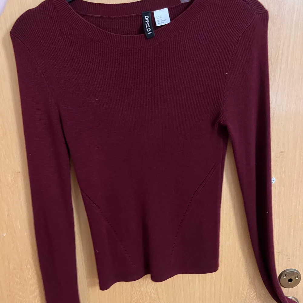 En vinröd långärmad tröja från H&M. Tröjor & Koftor.