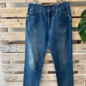 Trussardi strl 34/33 - Ett par Trussardi jeans från Italien. Kostar cirka 1500kr ny pris men väljer att sälja dessa billigt eftersom jag vill bli av med dom. Skicket är bra! 