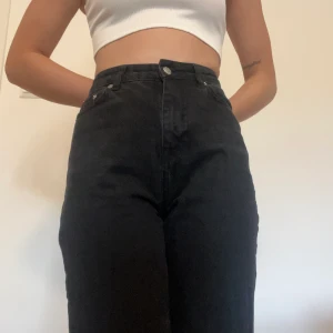 Jeans m. Slits från NA-KD - Bra skick, passar mig i längden som är 170cm lång