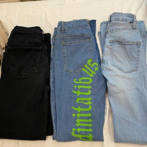 Jenas  - Tre olika jenas, alla är i xs-s. Dom ljusablåa är utsvängda och dom med text, den svarta är baggie (alla för 200)