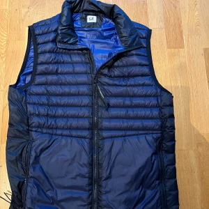 CP company väst (mörkblå) - inte så mycket använd, bra skick, storlek M, nypris 4000. Jag säljer för 2500 men det går att pruta ner!