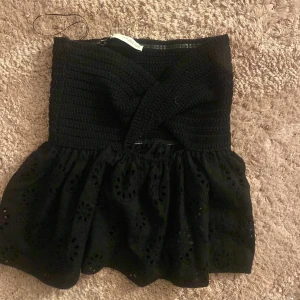 Zara topp - Säljer min jättefina oanvända zara topp då den är lite för liten. Nypris 279 säljer för 150 + frakt 💞