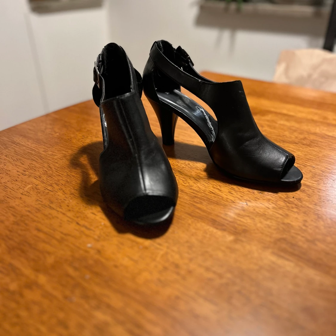 Svarta pumps strl 39