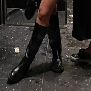 Knähöga boots - Svarta knähöga boots från H&M, i läderimitation Nypris 499kr