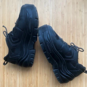 Chunky sneakers - Säljer dessa otroligt snygga och sköna chunky sneakers med hög sula. Använda ett fåtal gånger