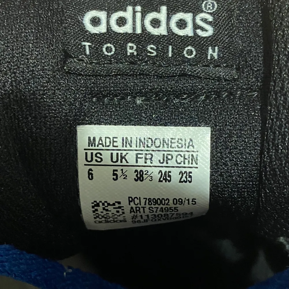 Nästan helt oanvända Adidas träningsskor. Köpta förra året säljs pga ingen användning. Storlek 38 2/3 . Skor.