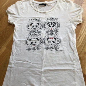 T-shirt - Supergullig t-shirt, säljer då den ej kommer till användning. Den har en liten puffärm vilket är en gullig detalj. Köparen står för frakt på 55 kr!! Vill fler ha blir det budgivning. Hör av dig om du har några frågor🌸