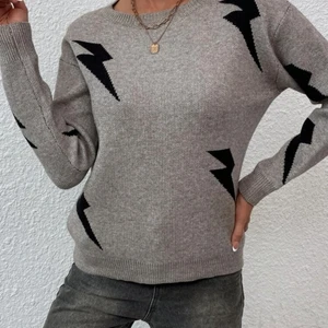 Tröja - Helt ny stickad tröja då jag aldrig fått användning för den😊 superfin tröja! Ha tex över kjolen/klänningen i sommar osv (nypris=200kr)💕