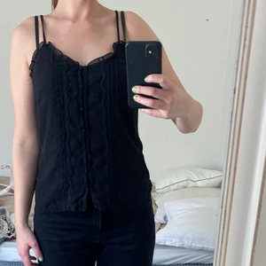 Svart linne Vero Moda strl S - Svart linne med detaljer från Vero Moda