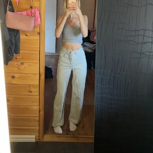 Jeans  - Säljer dessa ljusblå jeansen för jag längre inte använder dem! bra kvalite 💕 frakt tillkommer 