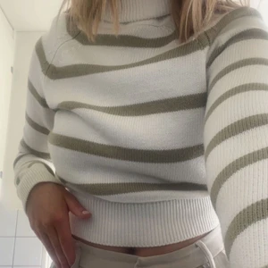 Stickad tröja  - Stickad tröja från NAKD. Stretchig och mjuk. Super skön och passar lika bra en sommarkväll som en höstdag. Aldrig använd och helt som ny!