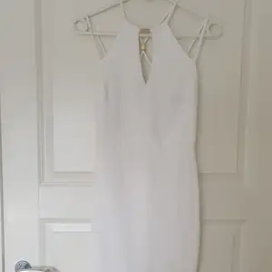 En jättefin vitt klänning med unika och fina detaljer 🤍 passar så bra till studenten eller andra tillfällen.  Använd bara en gång 😍🤍