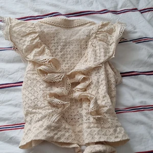 Spetstopp - En fin spelstopp från Bikbok som använts ett fåtal gånger. Den är i mycket bra skick och har en öppen rygg som man knyter. 