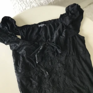 Vintage linne - Skitsnyggt vintage linne med masss fina detaljer!!!!🥰💗💗 säljer även mycket annat liknande och kommer lägga upp mer så småningom så ta gärna en titt☺️❤️ frakt tillkommer🥰🌸