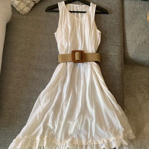 Romantisk klänning nattlinnne tunika S/M - Fint skick. Vit strl S/M från Bloomingville . Tunika/ nattlinne/ klänning . Romantisk med volang och vidd nertill. Bälte ingår ej men kan köpas för ca 30 kr på nätet! 