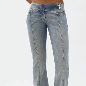 Säljer nu ett par så fina millenial jeans helt oanvända då dom var alldeles för små för mig tyvärr🥹. Är 167 lång och dom går ner till marken för mig. Pris kan diskuteras vid snabb affär