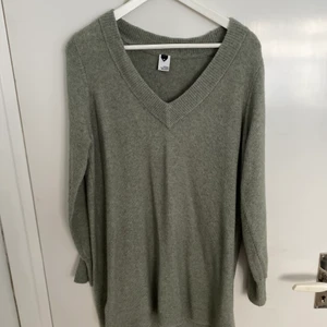 En lite längre stickad tröja  - Använt fåtal gånger. 