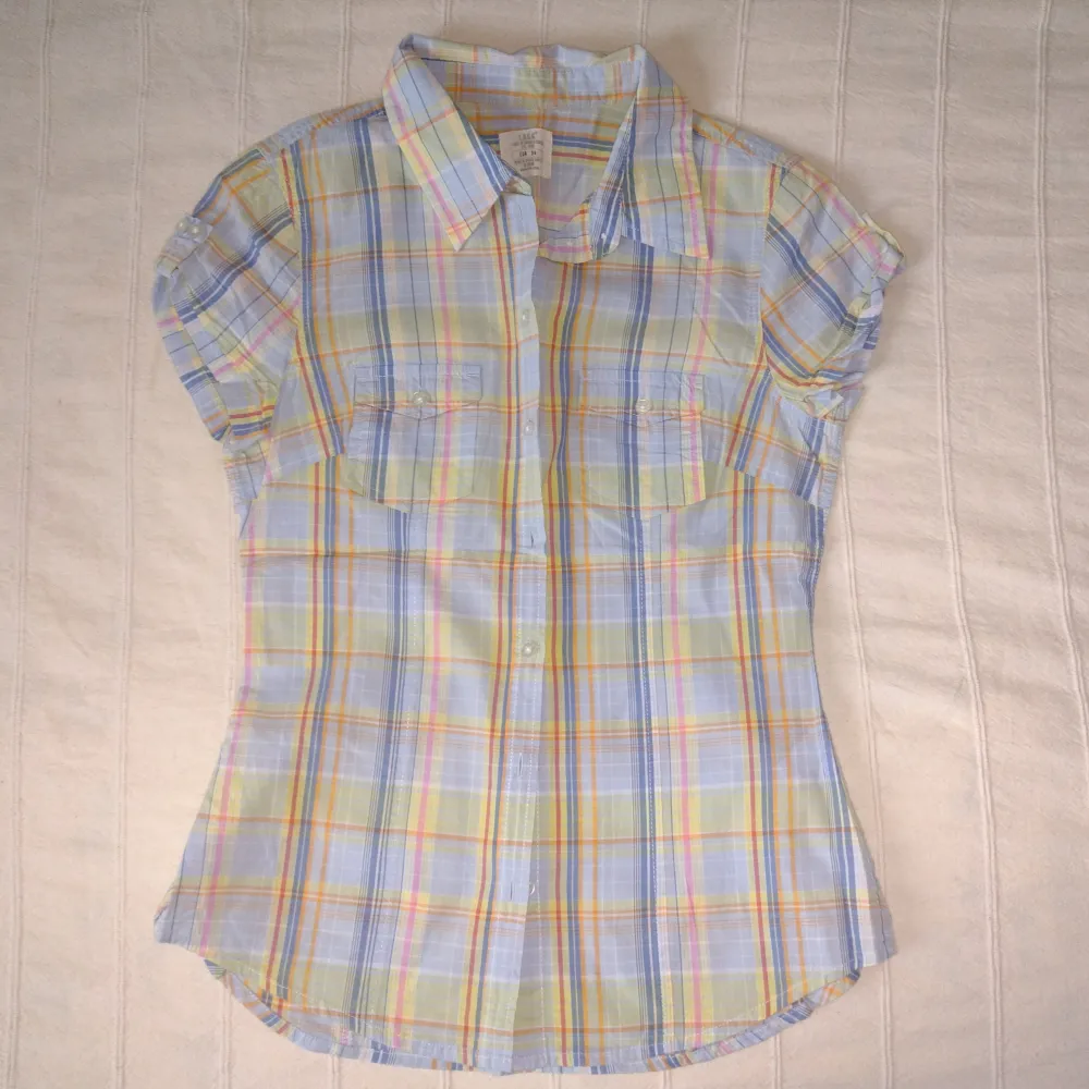 Blå kortärmad skjorta i 100% bomull. Sparsamt använd. Storlek 34. Säljer en liknande rosa skjorta också.. Skjortor.