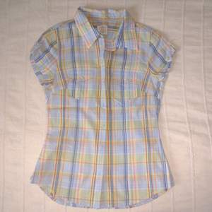 Blå kortärmad skjorta i 100% bomull. Sparsamt använd. Storlek 34. Säljer en liknande rosa skjorta också.
