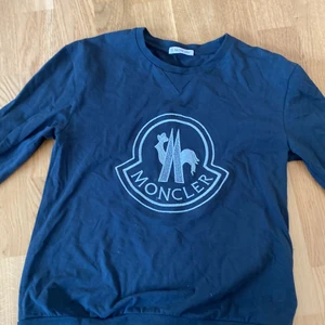 Moncler tröja  - Jätte fin moncler tröja som tyvärr blivit för liten, köpt förra året för ca 1500kr. De har ett glittrande märke mitt på tröjan 💖